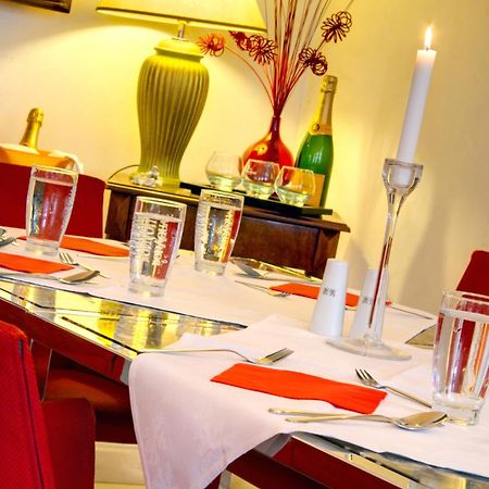โรงแรมทรี สตอร์คส์ ปราก ภายนอก รูปภาพ A table set for a meal