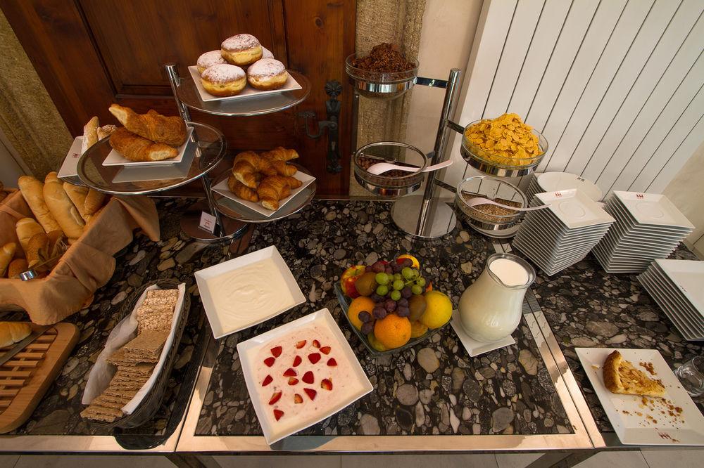 โรงแรมทรี สตอร์คส์ ปราก ภายนอก รูปภาพ A continental breakfast buffet