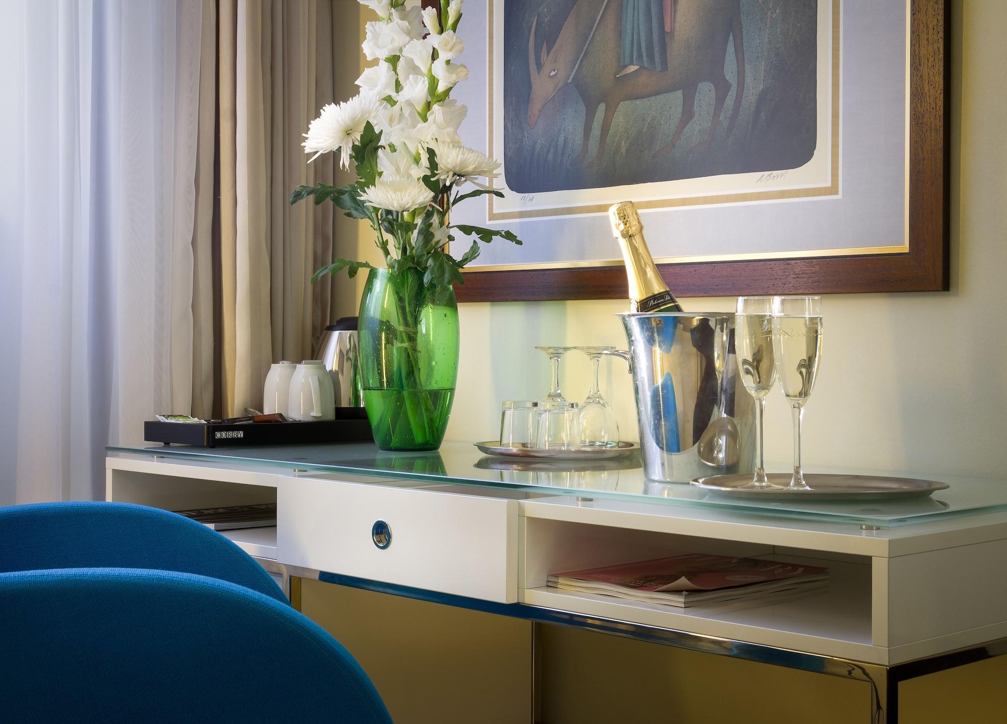 โรงแรมทรี สตอร์คส์ ปราก ภายนอก รูปภาพ A bottle of champagne in a hotel room