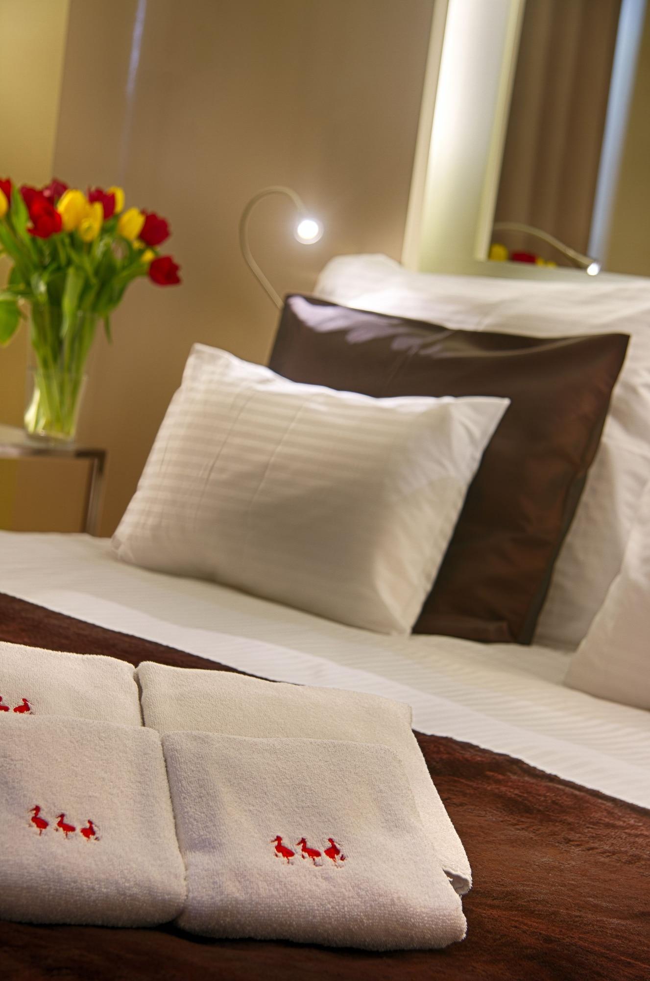 โรงแรมทรี สตอร์คส์ ปราก ภายนอก รูปภาพ A pillow