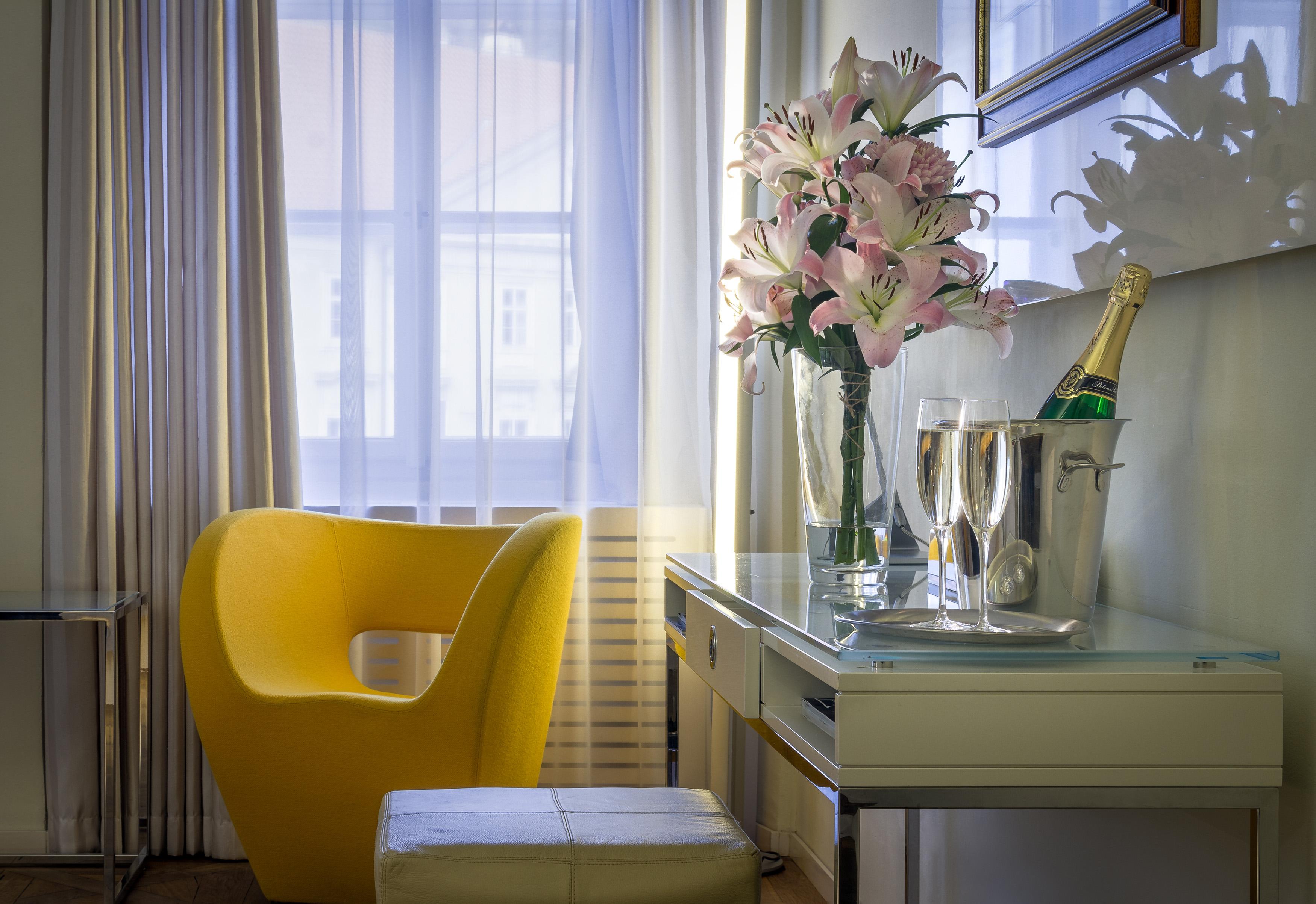 โรงแรมทรี สตอร์คส์ ปราก ภายนอก รูปภาพ A room at the Mandarin Oriental
