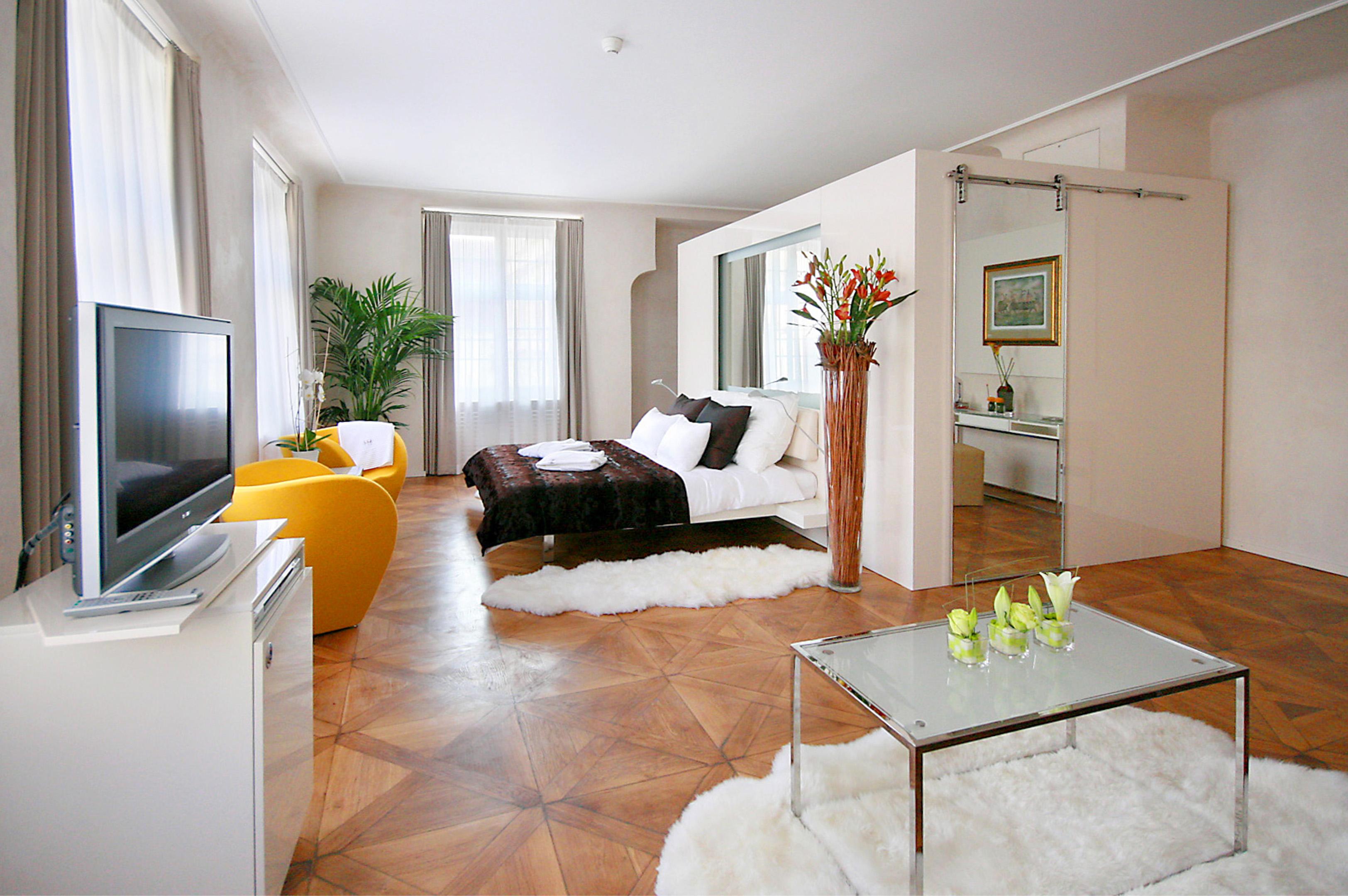 โรงแรมทรี สตอร์คส์ ปราก ภายนอก รูปภาพ A typical studio apartment