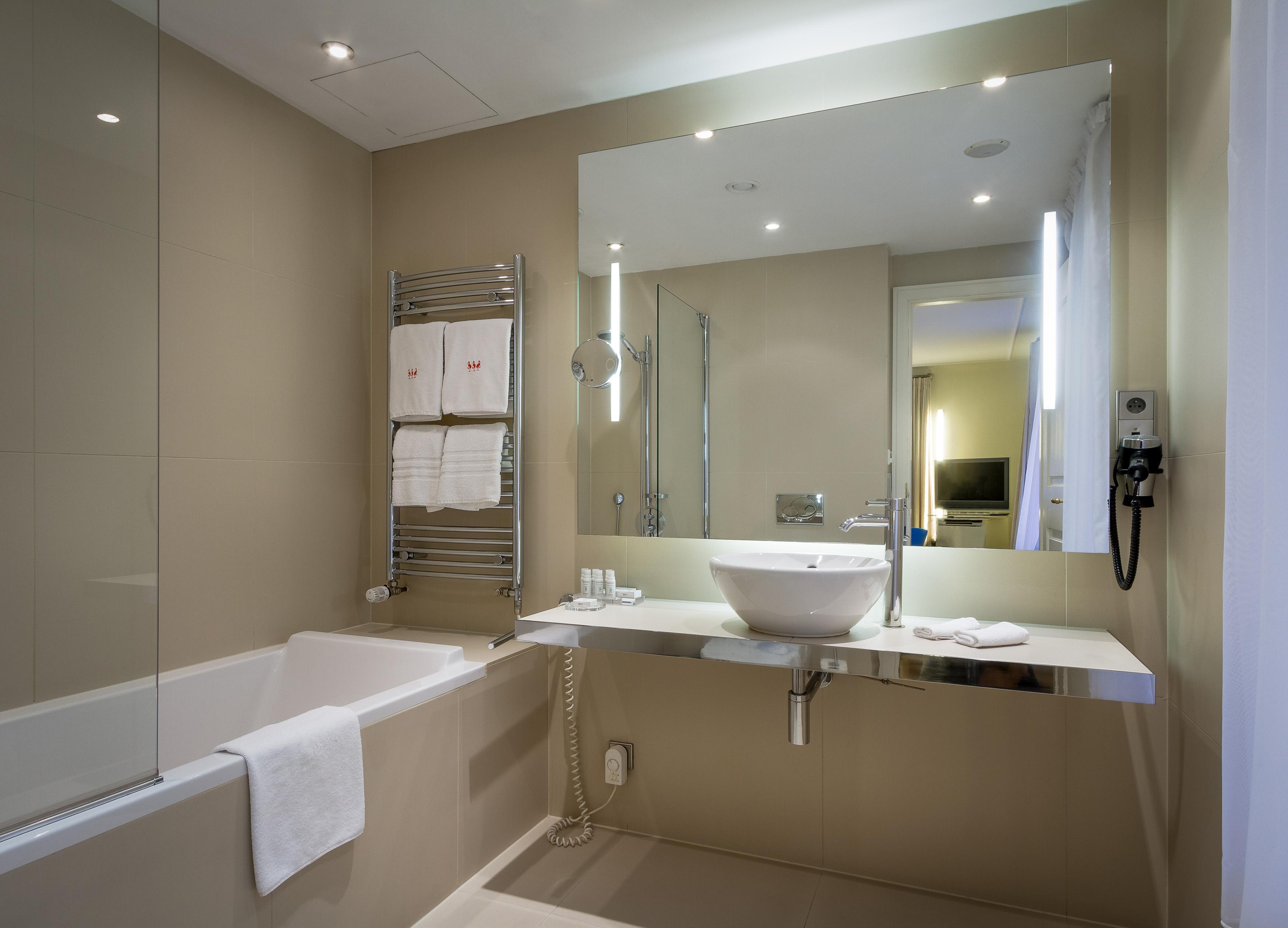 โรงแรมทรี สตอร์คส์ ปราก ภายนอก รูปภาพ Bathroom