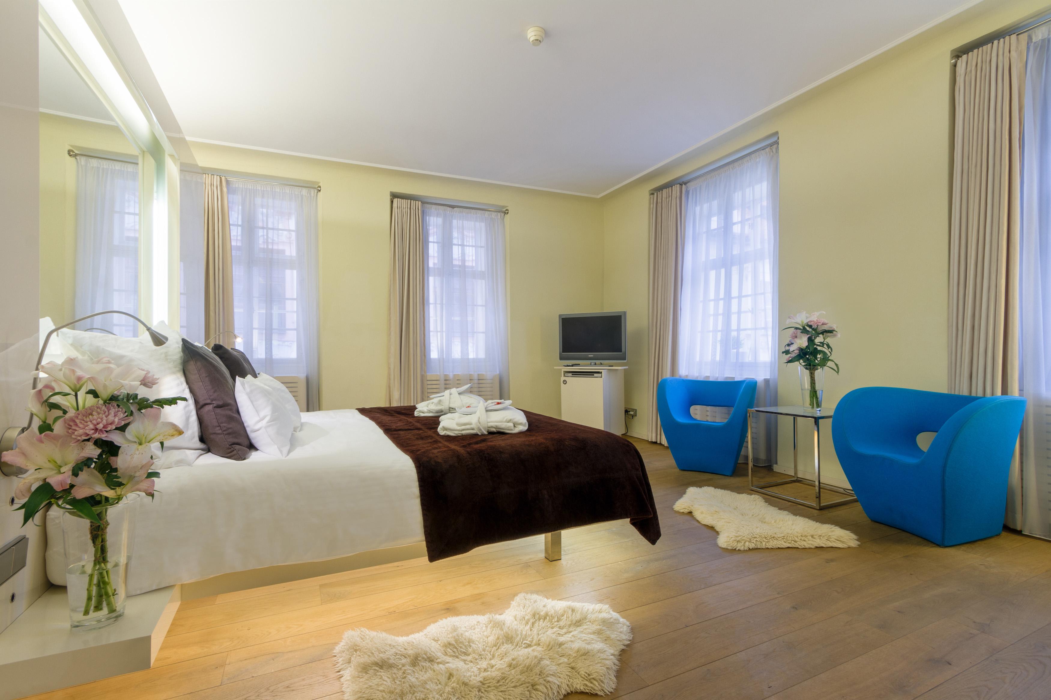 โรงแรมทรี สตอร์คส์ ปราก ภายนอก รูปภาพ A room at the hotel