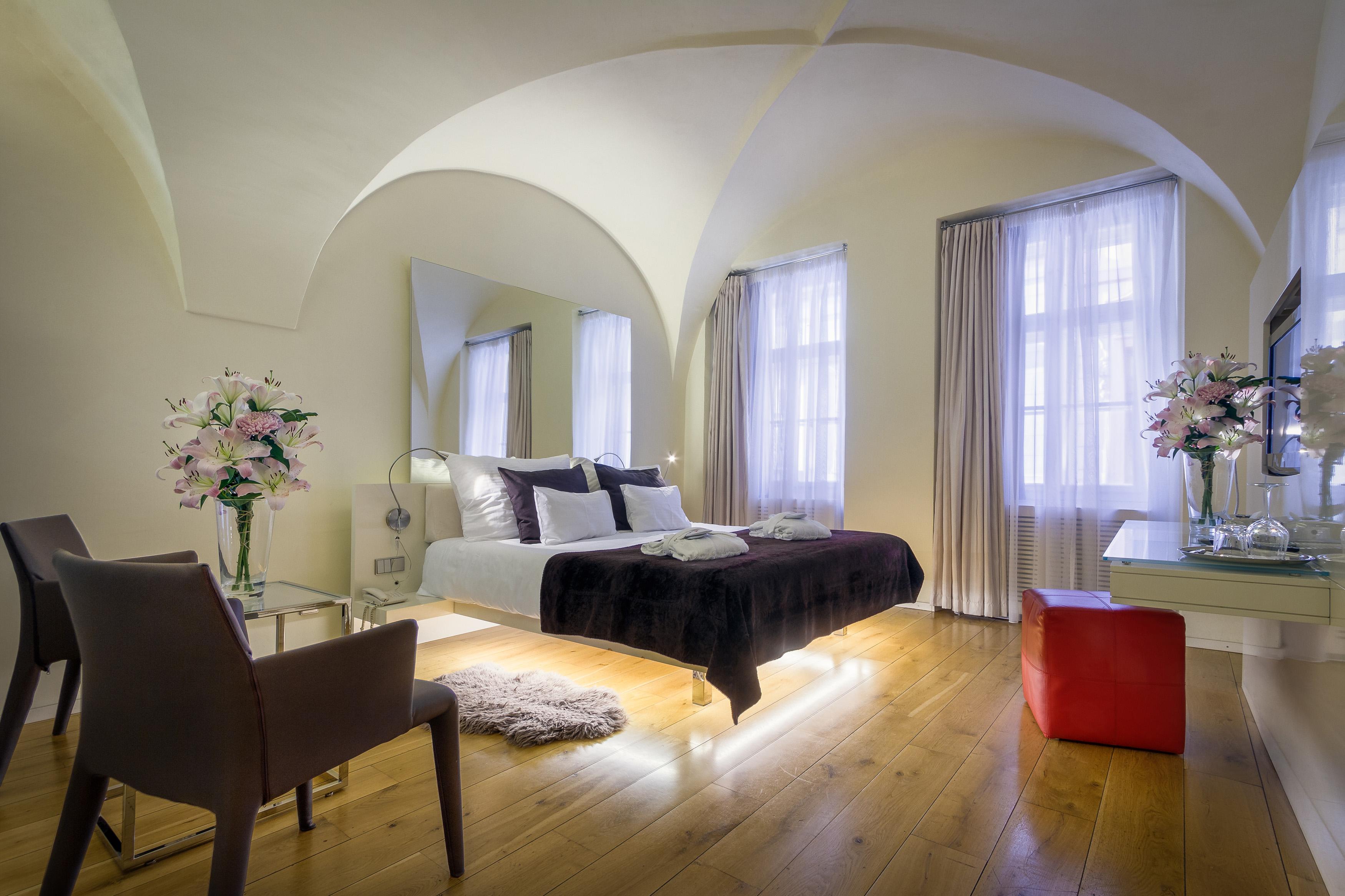 โรงแรมทรี สตอร์คส์ ปราก ภายนอก รูปภาพ A room at the hotel