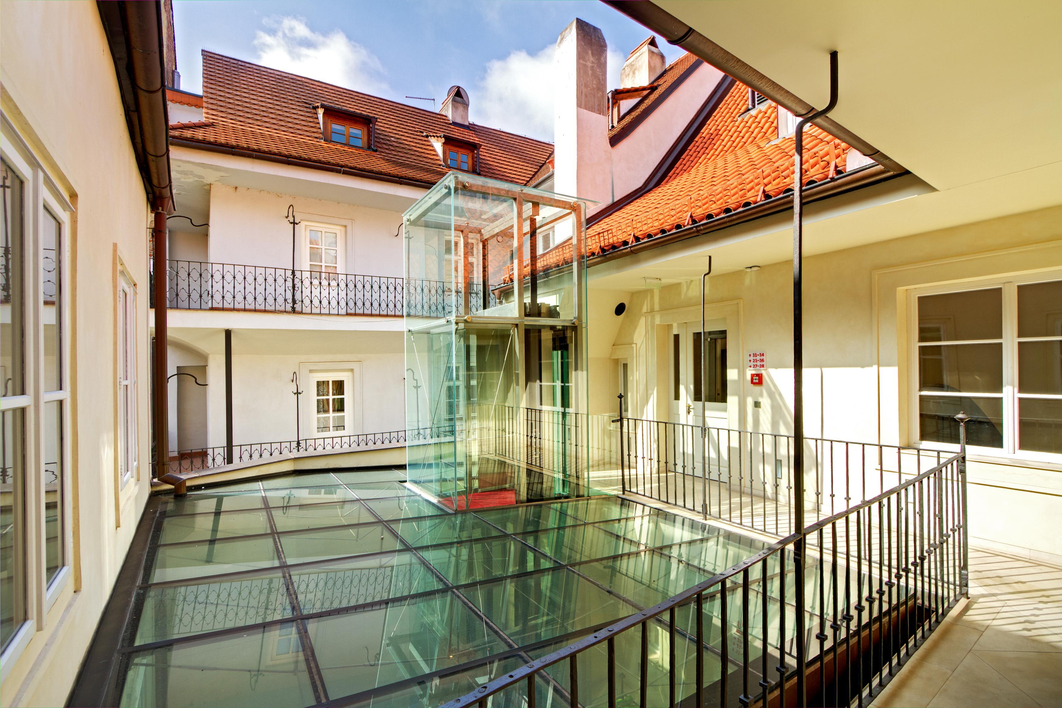 โรงแรมทรี สตอร์คส์ ปราก ภายนอก รูปภาพ The courtyard of the museum