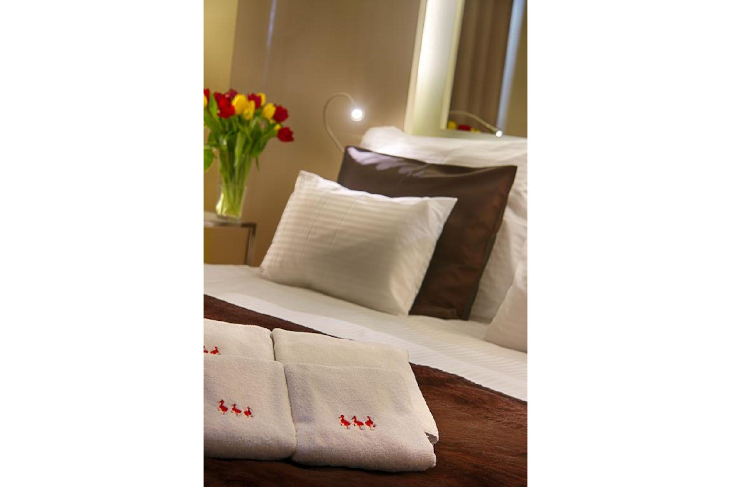 โรงแรมทรี สตอร์คส์ ปราก ภายนอก รูปภาพ A bed with pillows