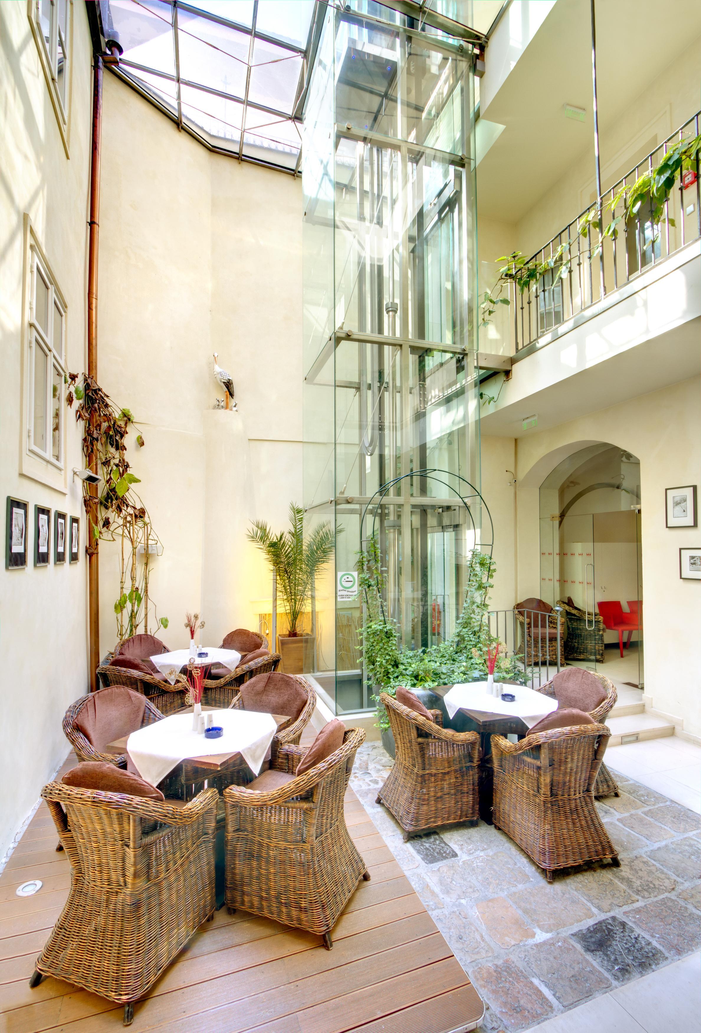 โรงแรมทรี สตอร์คส์ ปราก ภายนอก รูปภาพ The interior of the hotel
