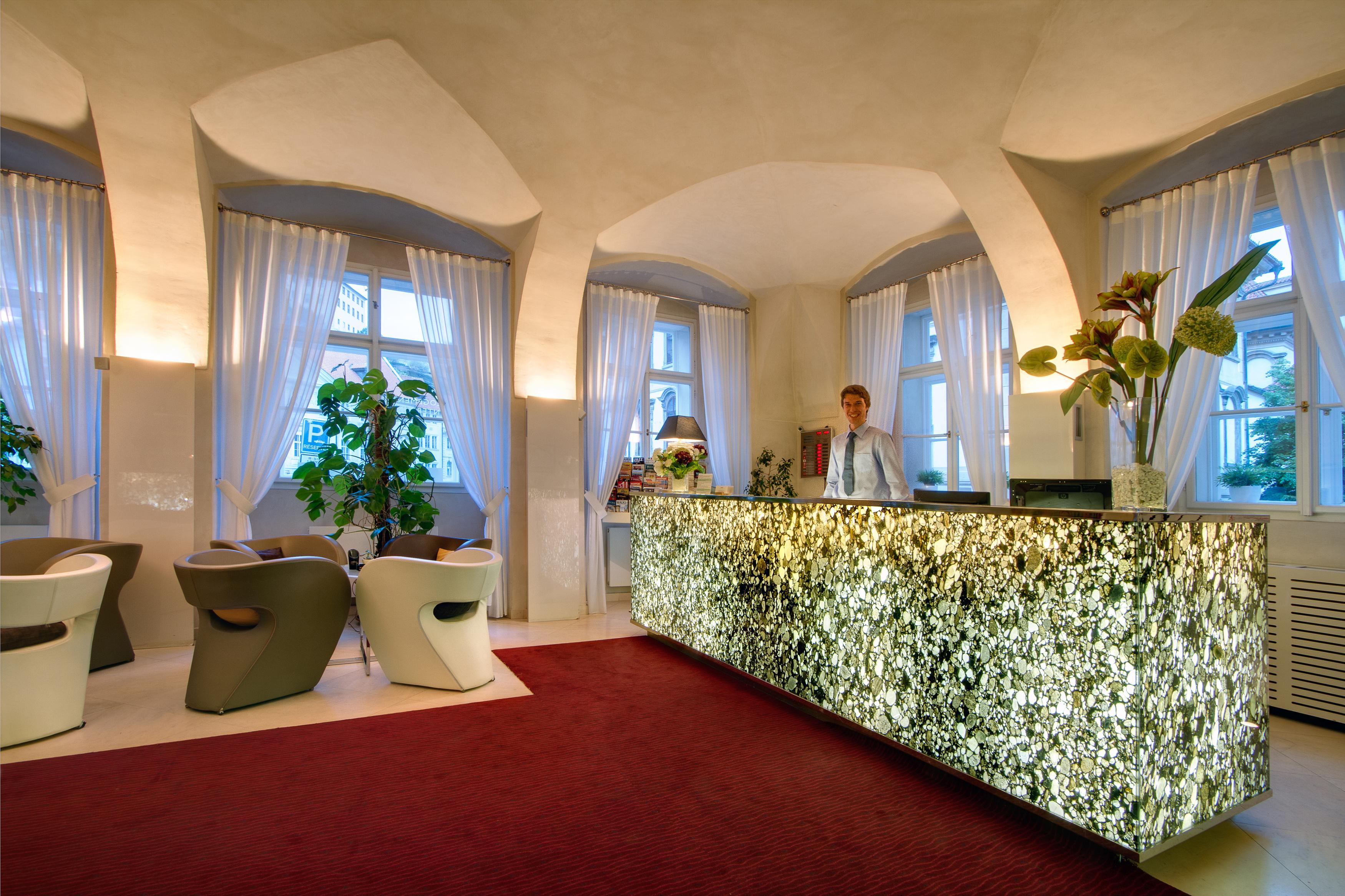 โรงแรมทรี สตอร์คส์ ปราก ภายนอก รูปภาพ Reception area