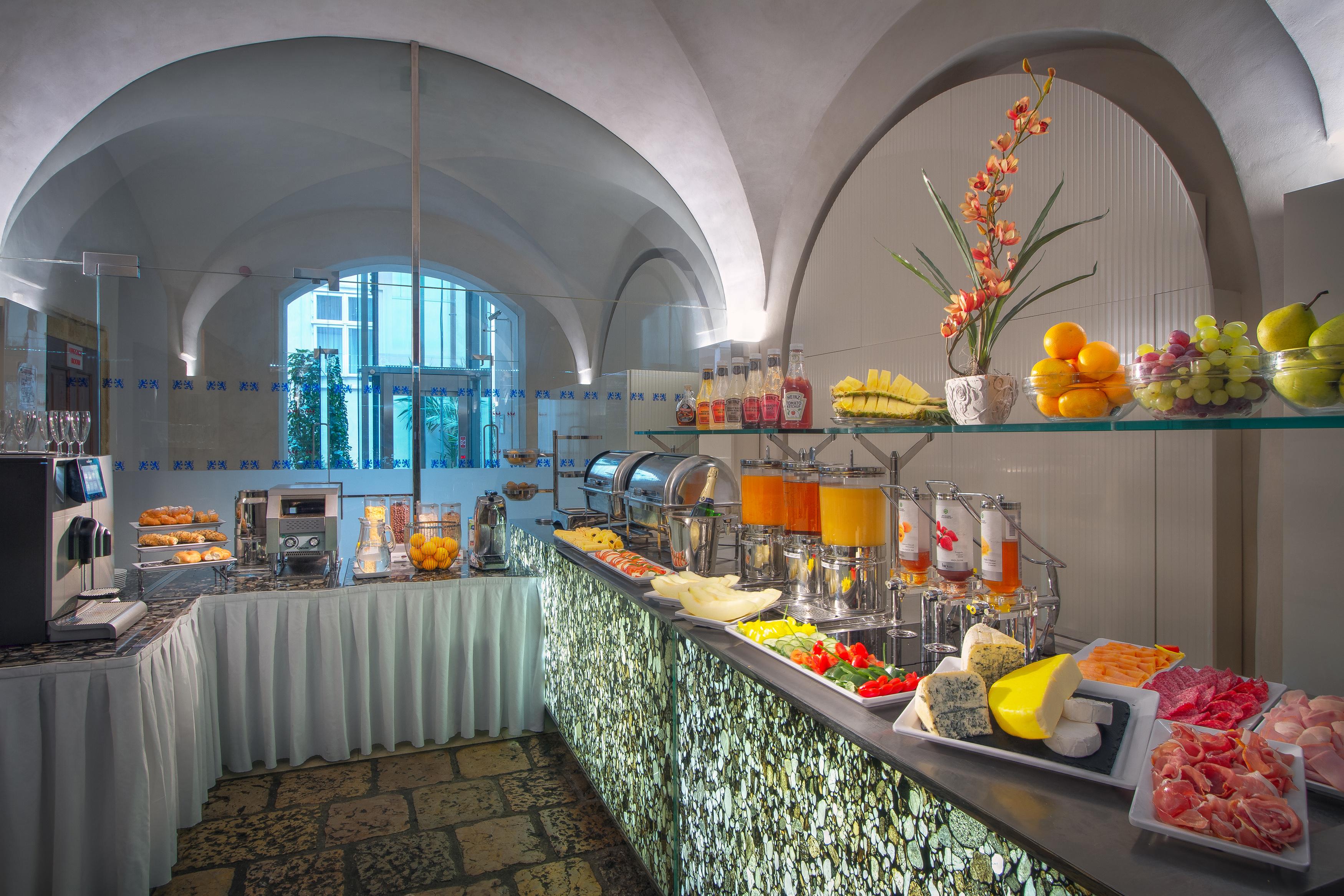 โรงแรมทรี สตอร์คส์ ปราก ภายนอก รูปภาพ A buffet at a hotel