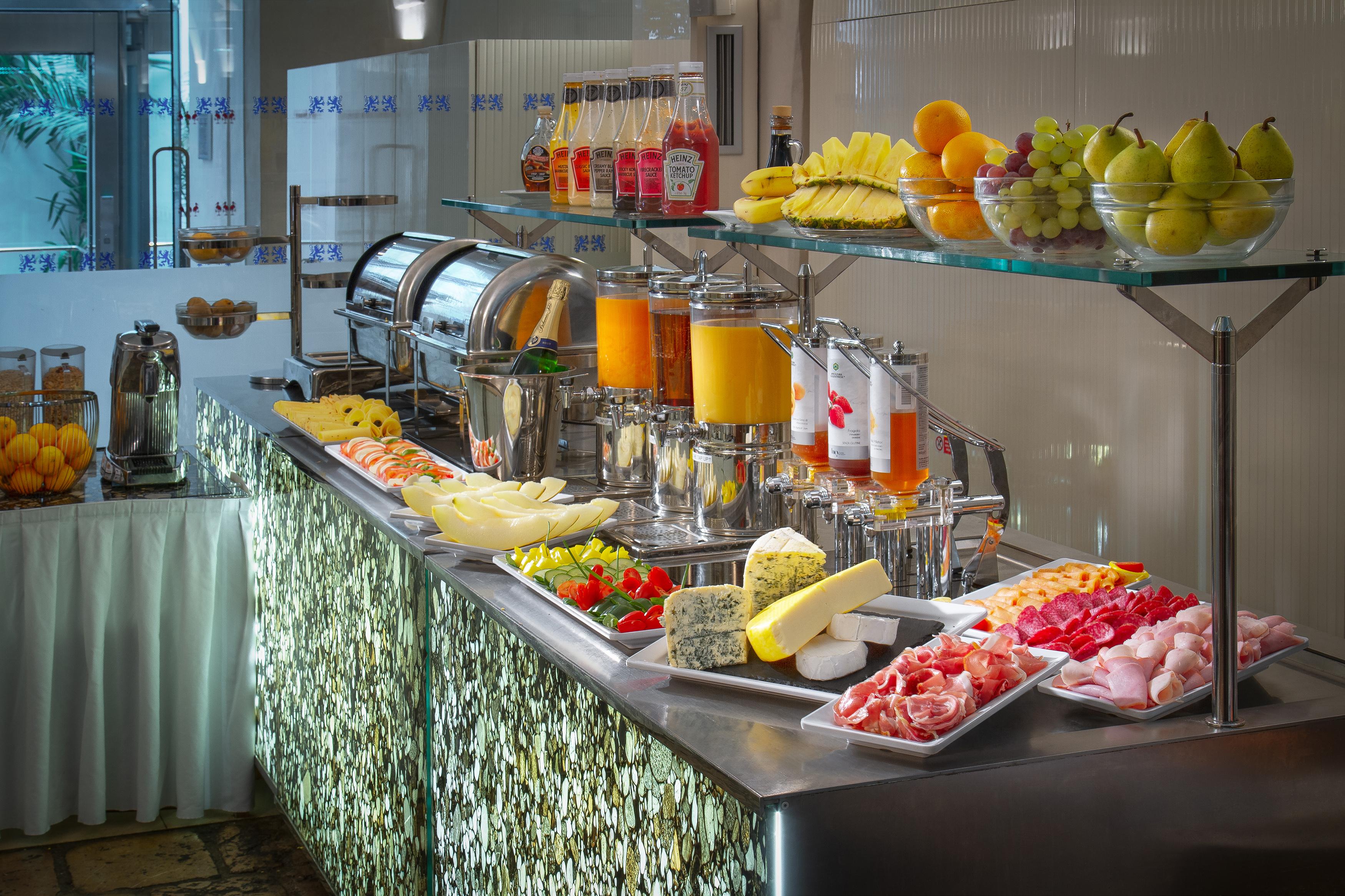 โรงแรมทรี สตอร์คส์ ปราก ภายนอก รูปภาพ A buffet