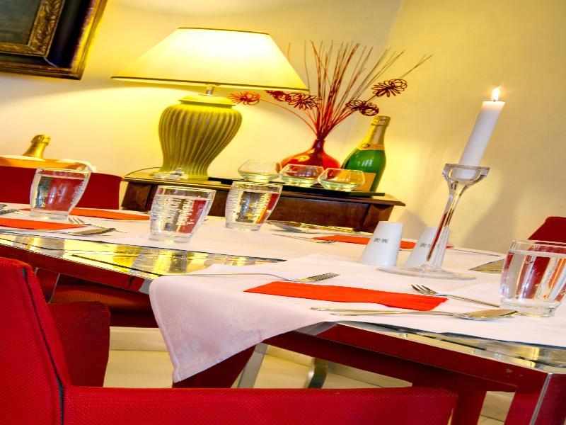 โรงแรมทรี สตอร์คส์ ปราก ภายนอก รูปภาพ A table set for dinner