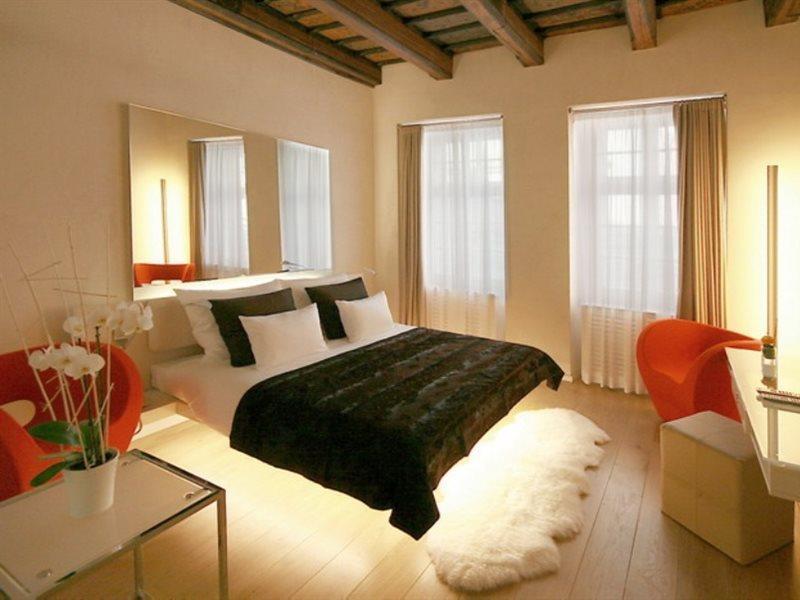 โรงแรมทรี สตอร์คส์ ปราก ภายนอก รูปภาพ A room at the Hotel de Ligne