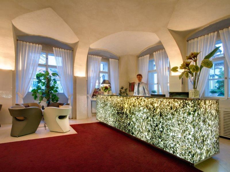 โรงแรมทรี สตอร์คส์ ปราก ภายนอก รูปภาพ Reception desk at the Hotel Axelmannstein