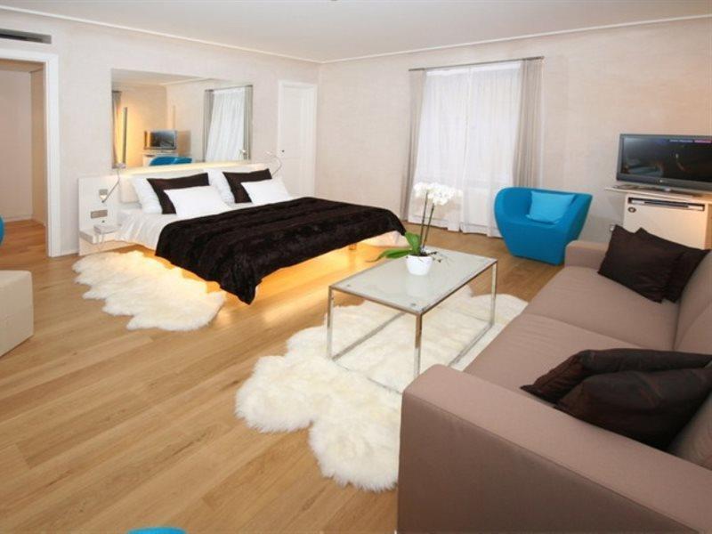 โรงแรมทรี สตอร์คส์ ปราก ภายนอก รูปภาพ A bedroom