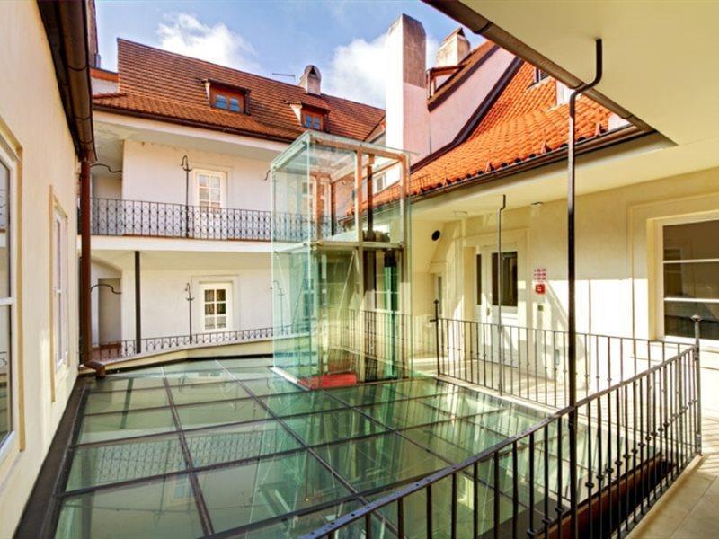 โรงแรมทรี สตอร์คส์ ปราก ภายนอก รูปภาพ The glass floor