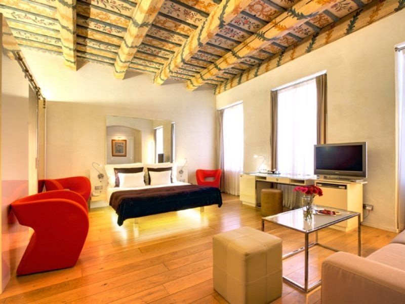 โรงแรมทรี สตอร์คส์ ปราก ภายนอก รูปภาพ A room at the hotel