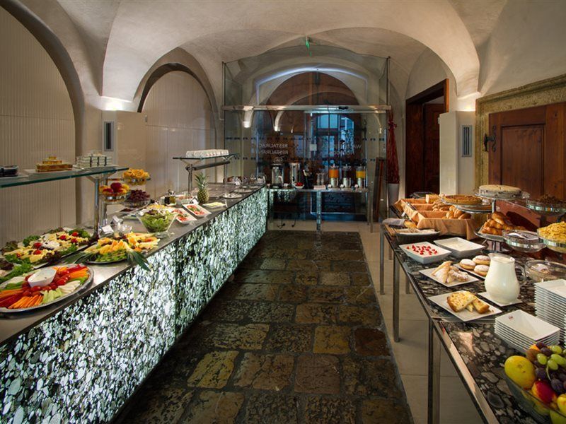 โรงแรมทรี สตอร์คส์ ปราก ภายนอก รูปภาพ The buffet at the restaurant