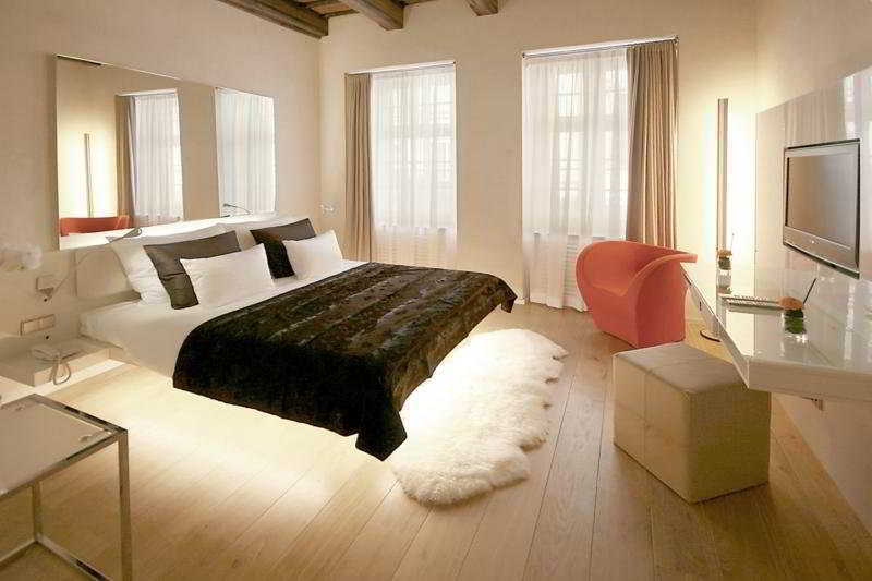 โรงแรมทรี สตอร์คส์ ปราก ภายนอก รูปภาพ A room at the Hotel Mandarin Oriental Munich