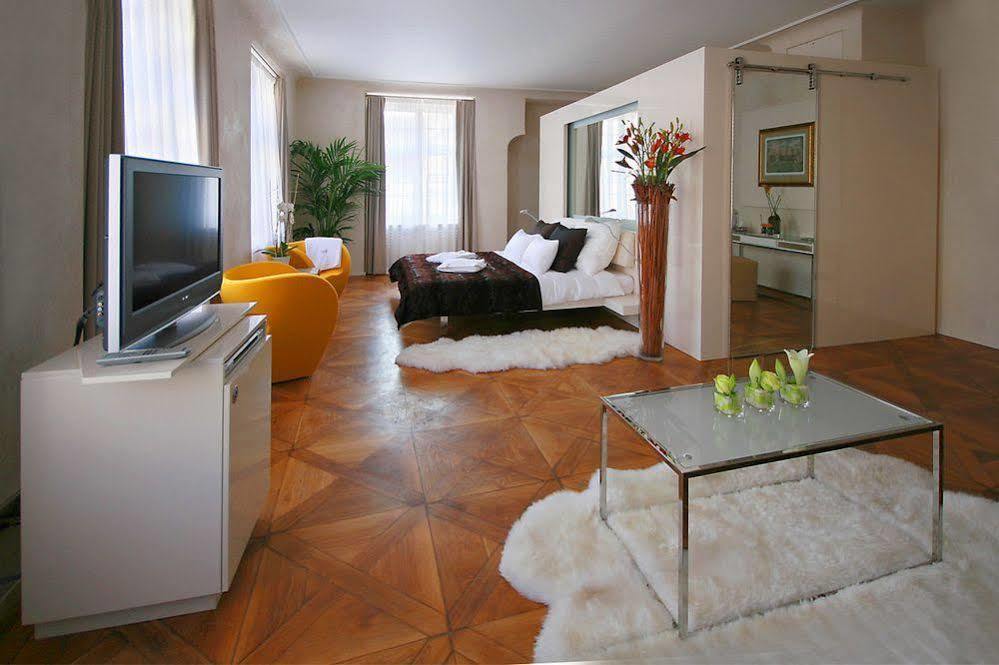 โรงแรมทรี สตอร์คส์ ปราก ภายนอก รูปภาพ A studio apartment