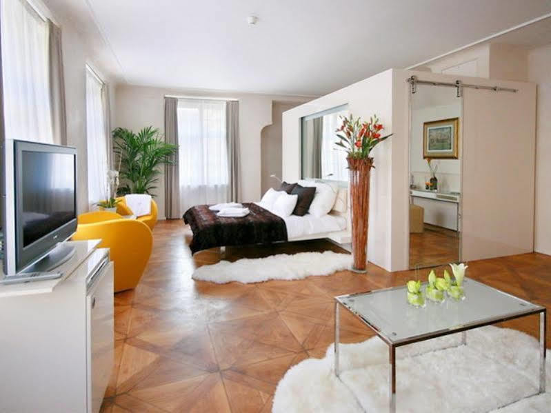 โรงแรมทรี สตอร์คส์ ปราก ภายนอก รูปภาพ A studio apartment