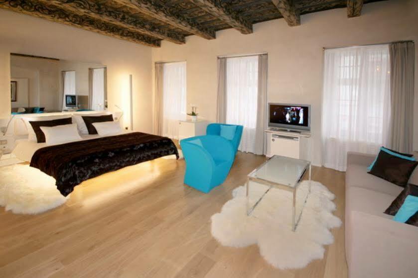 โรงแรมทรี สตอร์คส์ ปราก ภายนอก รูปภาพ A room designed by the students