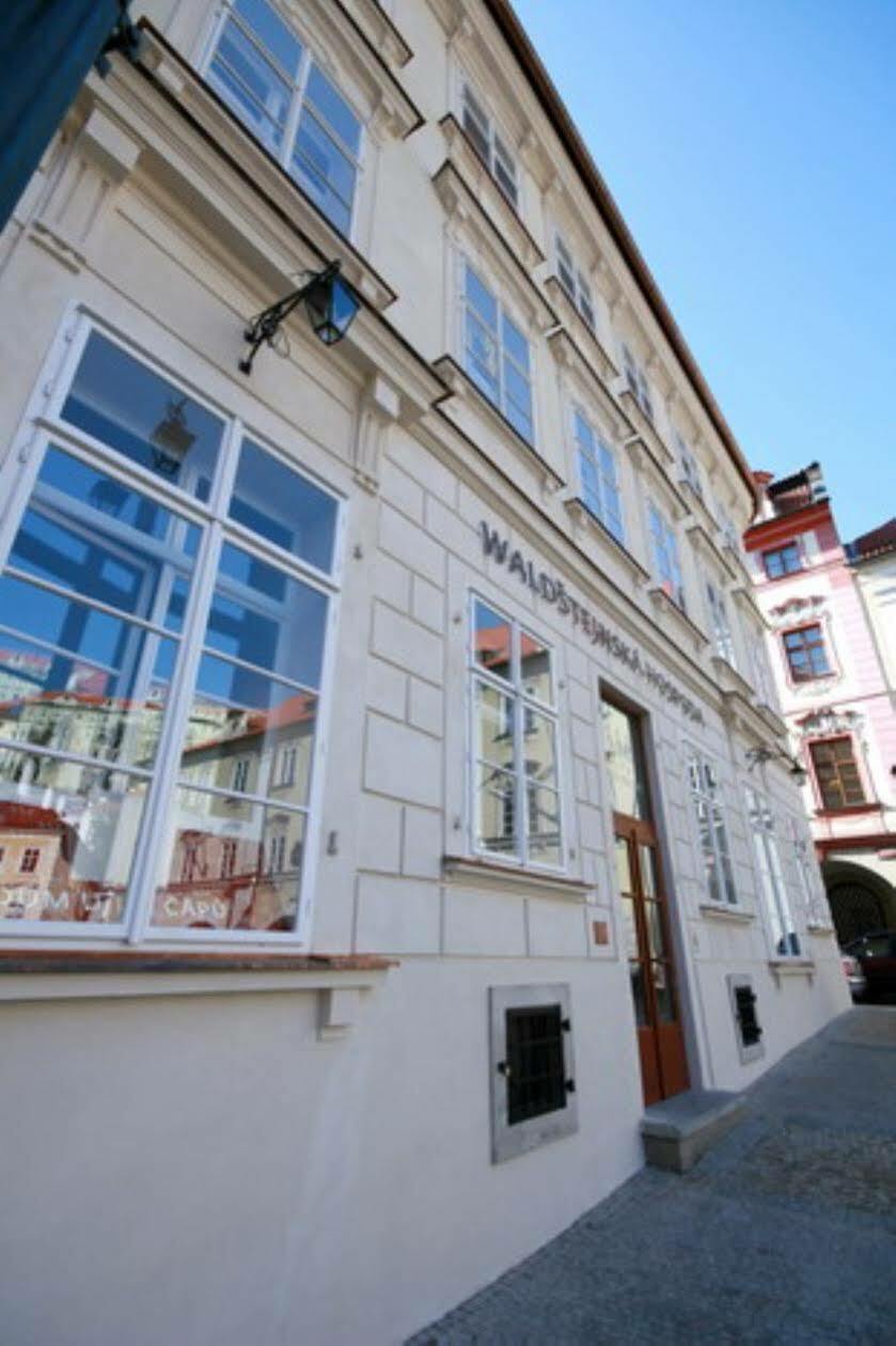 โรงแรมทรี สตอร์คส์ ปราก ภายนอก รูปภาพ The Waisenhaus in Regensburg