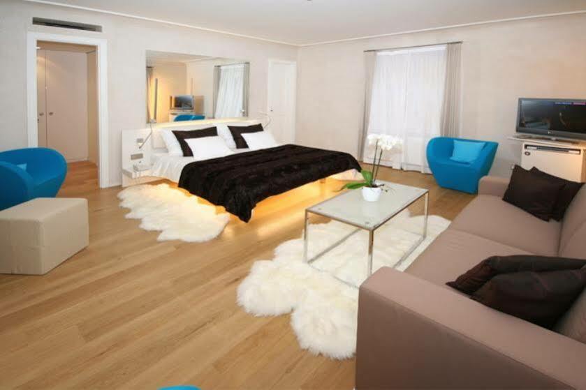โรงแรมทรี สตอร์คส์ ปราก ภายนอก รูปภาพ A room at the hotel
