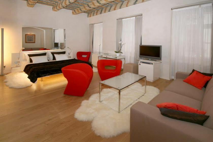 โรงแรมทรี สตอร์คส์ ปราก ภายนอก รูปภาพ A typical studio apartment
